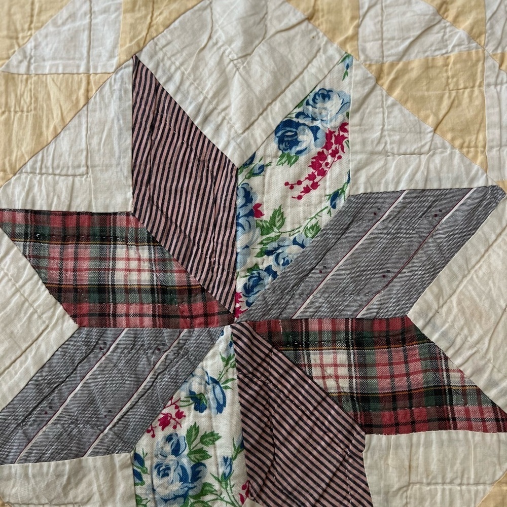 90”x50” Vintage from 1940’s Eight Point Star Hand Stitched Cotton Quilt. - Picture 11 of 12